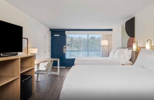 Hilton Head Island Hotel | Modern Room w/Complimentary Breakfast & Pool Access