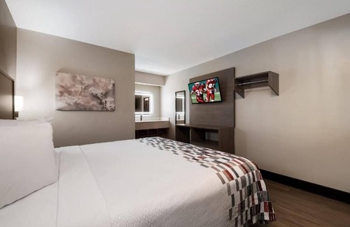 Graysville Hotel | Modern Room w/Free Parking & Convenient Access to I-75, Ideal for Travelers.