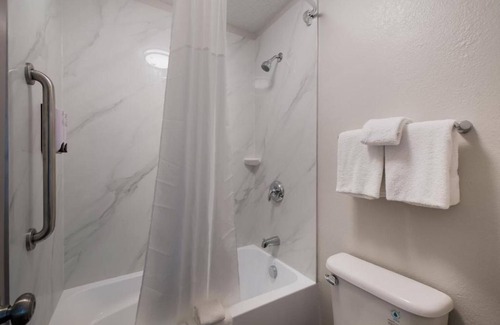 Graysville Hotel | Modern Room w/Free Parking & Convenient Access to I-75, Ideal for Travelers.