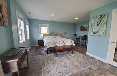 Trappe Bed & Breakfast | Modern room with walk in shower and kitchenette