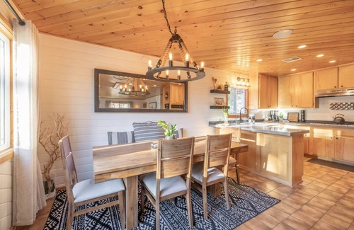 Moonridge Cabin | MODERN RUSTIC CABIN W/SPA, WALKING DISTANCE TO SKI RESORT, ZOO & GOLF COURSE