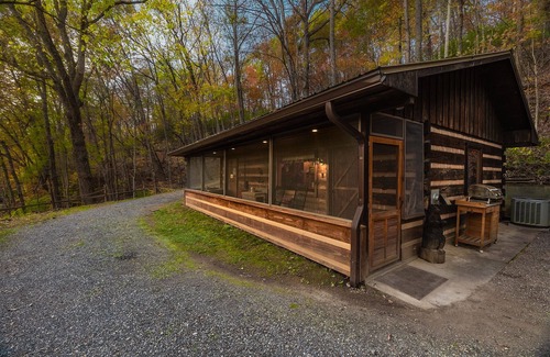 Bryson City Cabin | Modern rustic escape Manataka Cabin