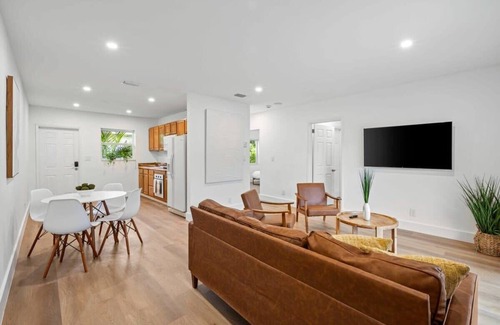 Sailboat Bend Apartment | Modern Sailboat Bend Condo – Spacious 2BR/2BA