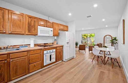Sailboat Bend Apartment | Modern Sailboat Bend Condo – Spacious 2BR/2BA