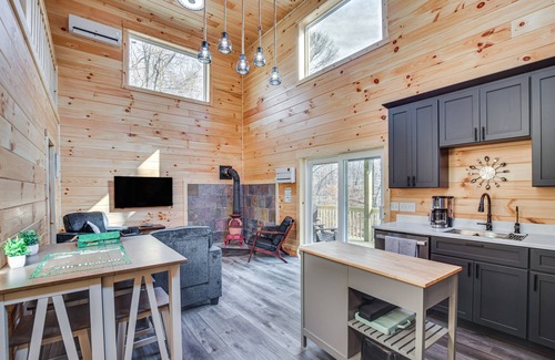 Wolf Run Cabin | Modern Salineville Cabin on 13 Acres w/Fire Pit!