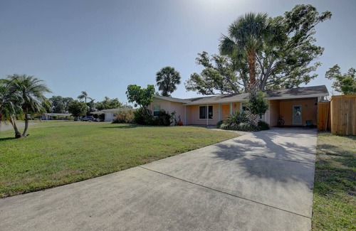 South Gate Ridge House | Modern Sarasota Lakefront Retreat – 6 Miles to Siesta Key & Downtown