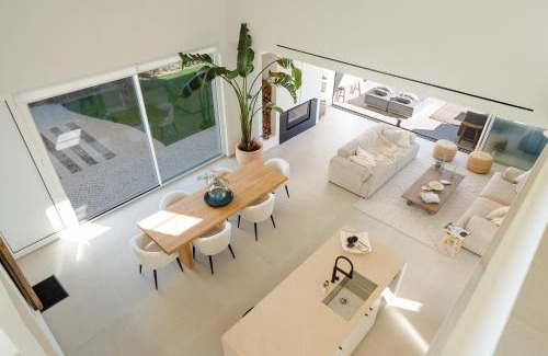 Aldeia House | Modern Sea View Villa, Heated Pool,Rooftop Jacuzzi Outdoor Kitchen 12min faro Airport