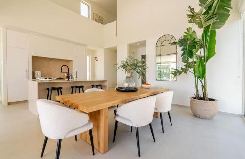 Aldeia House | Modern Sea View Villa, Heated Pool,Rooftop Jacuzzi Outdoor Kitchen 12min faro Airport