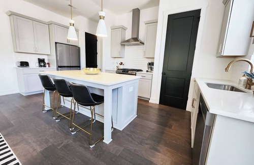 Charlotte House | Modern South End Home that Sleeps 10 - Walk to Breweries!