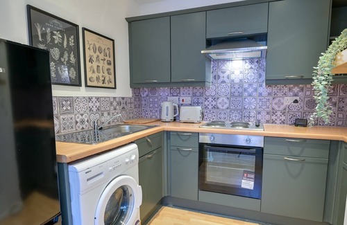 Vauxhall Apartment | Modern, Spacious 2 Bed Waterfront Apartment, Private Parking