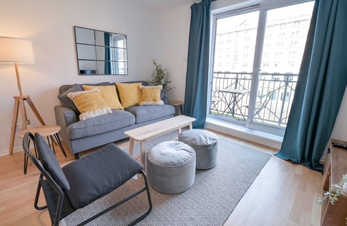 Vauxhall Apartment | Modern, Spacious 2 Bed Waterfront Apartment, Private Parking