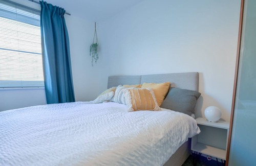 Vauxhall Apartment | Modern, Spacious 2 Bed Waterfront Apartment, Private Parking