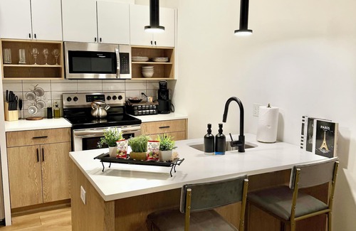 Dwight Apartment | Modern & Spacious 2BR Apartment w/Gym & Parking and central AC