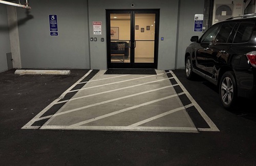 Dwight Apartment | Modern & Spacious 2BR Apartment w/Gym & Parking and central AC