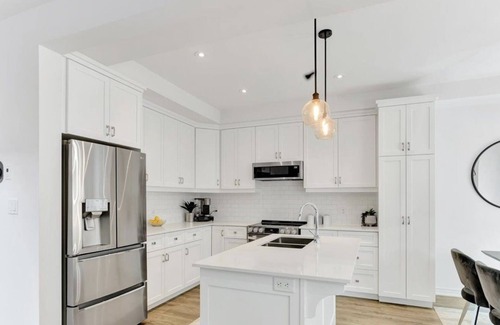 Stoney Creek House | Modern & Spacious Retreat