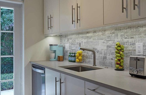 Deerfield Beach Apartment | Modern & Spacious Luxury Apartment – Steps to the Beach