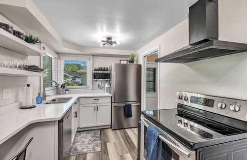 Green Bay House | Modern Stadium Home- Walking Distance to Lambeau