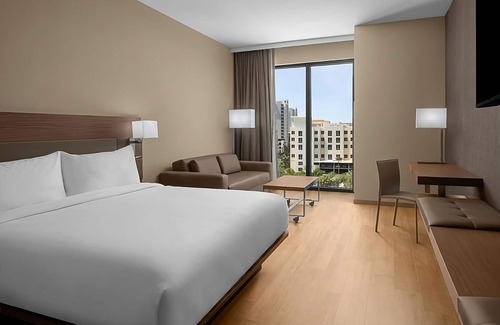 Clearwater Beach Hotel | Modern Stay | 1 King Bed | Steps from Clearwater Beach