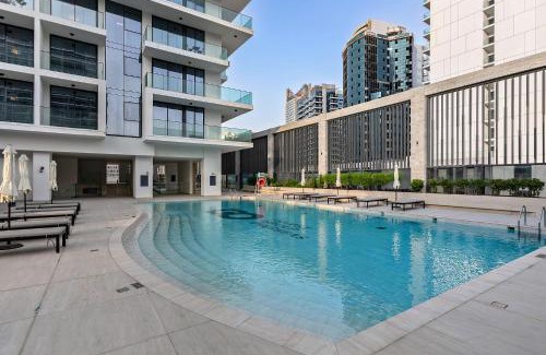 Business Bay Apartment | Modern Studio at Paragon with City View