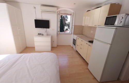 Split Apartment | Modern studio in a superb location