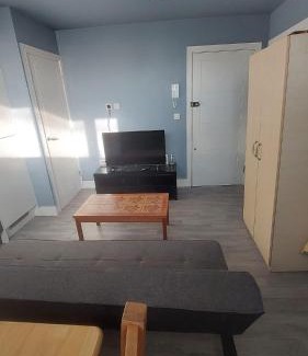 Maidstone Apartment | Modern Studio Maidstone - Redecorated Oct 2023