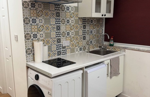 Bow Apartment | Modern Studio with private Bathroom & Kitchenette in 3 bed apartment