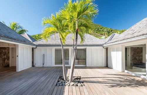 Vitet Villa | Modern Style 7 bedroom villa within walking distance to the beach
