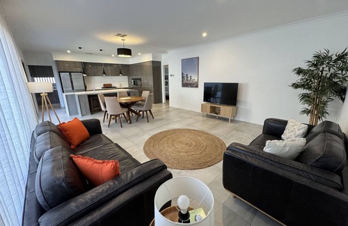Alkimos House | Modern Stylish Beach 4 bed 2b House close to the Beach!