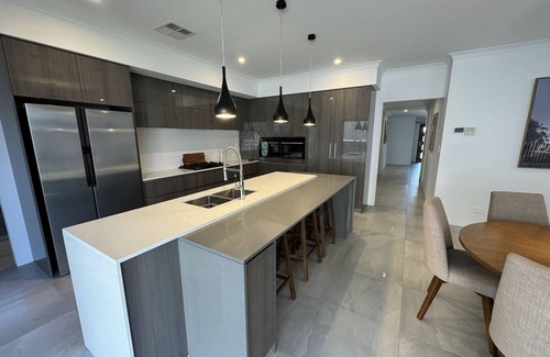 Alkimos House | Modern Stylish Beach 4 bed 2b House close to the Beach!