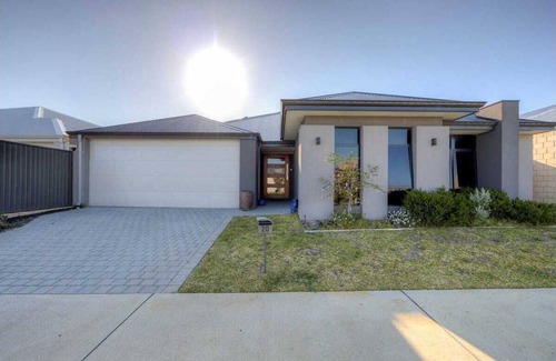 Alkimos House | Modern Stylish Beach 4 bed 2b House close to the Beach!