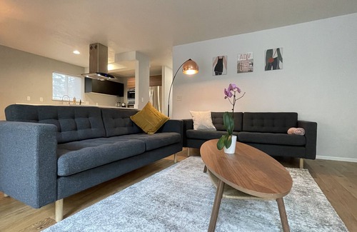 Corvallis House | MODERN, STYLISH HOME w/open floor concept in top location, fully equipped