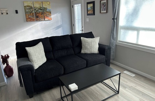 Northeast Edmonton House | Modern & Stylish Retreat | Peaceful Neighborhood + Central Location