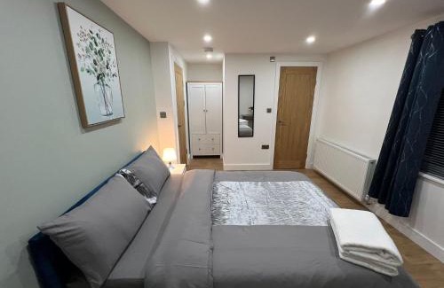 Feltham West House | Modern Suite 1