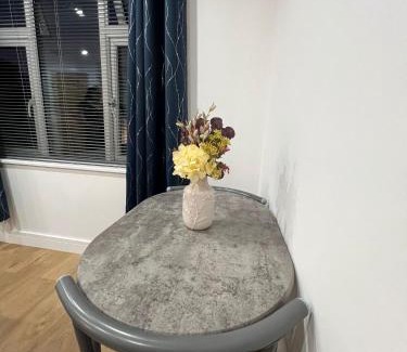 Feltham West House | Modern Suite 1