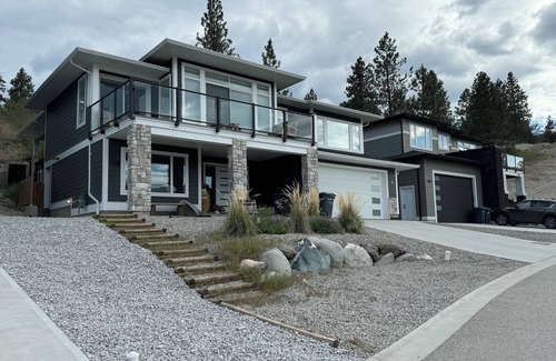 Okanagan-Similkameen House | Modern suite on Bottleneck Drive. Close to restaurants and wineries.