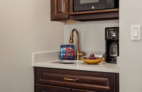 Fillmore District Resort | Modern Suite Surrounded by World-Class Art w/Free WiFi & Breakfast