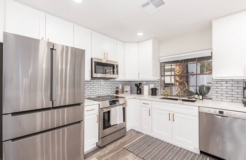 Santiago House | Modern-terranean Retreat|2 Masters | Pool & Hottub