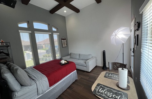 Edinburg Apartment | Modern themed guest suite-10 minutes from UTRGV!
