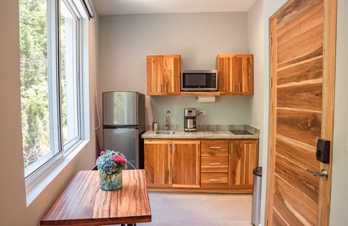 Manuel Antonio House | Modern Tower 7 Bdrms- AC,Ktchn,Elevator -19 guests
