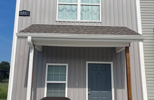 Prairie Grove House | Modern townhome 10.1 miles from Razorback Stadium