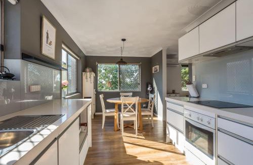 Lutwyche House | Modern Townhome with Parkland Views Walk to Everything!