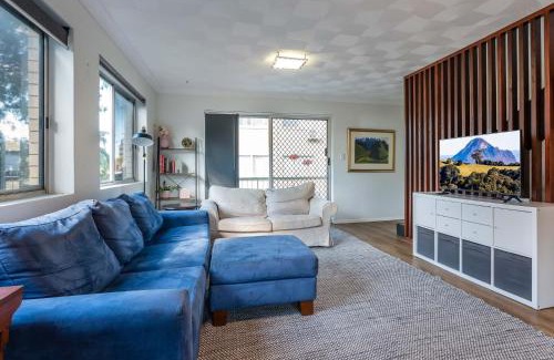 Lutwyche House | Modern Townhome with Parkland Views Walk to Everything!