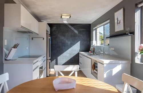 Lutwyche House | Modern Townhome with Parkland Views Walk to Everything!