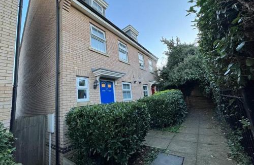 Wellingborough House | Modern TownHouse - 3 bed 2.5 bath 2 Private Gated Parking
