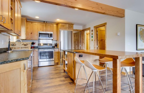 Purgatory Condo | Modern Townhouse w/WiFi, Ski & Mountain Views, Pool - Walk to Slopes