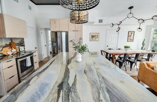 McNeil House | Modern Train Depot Farmhouse: Private 1 acre oasis