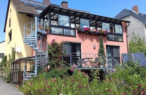 Kirchenlamitz Apartment | Modern und hochwertig ausgestattete 4-Sterne Ferienwohnung " Blütentraum"