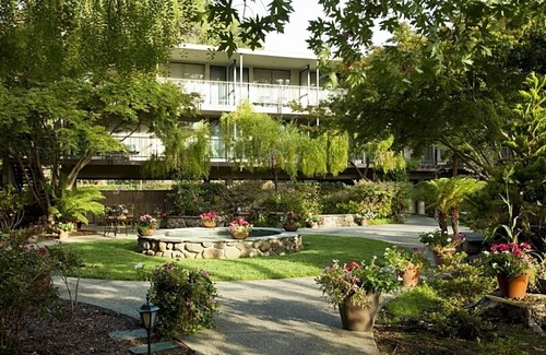 Barron Park Hotel | Modern Unit with Outdoor Heated Pool, Free Breakfast & Parking Near Stanford