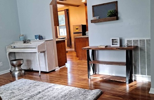 Savannah House | Modern Updated Cottage hosted by SagaCity Stays