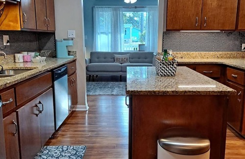 Savannah House | Modern Updated Cottage hosted by SagaCity Stays